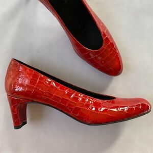 Stuart Weitzman‎ Crocodile Print Patent Leather Heels Size 7.5SS